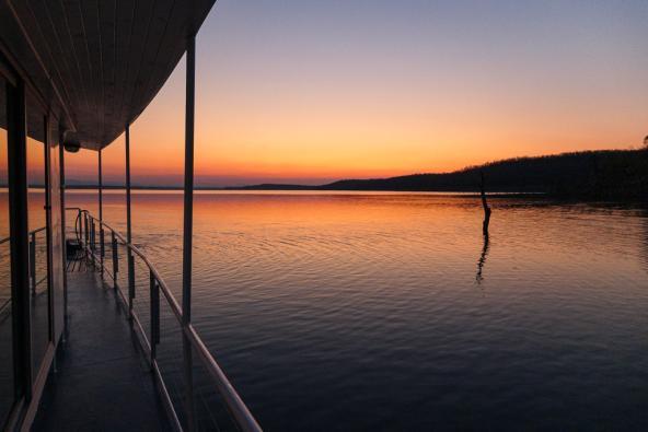 Sonnenaufgang vom Hausboot Lake Kariba Simbabwe Cruise 