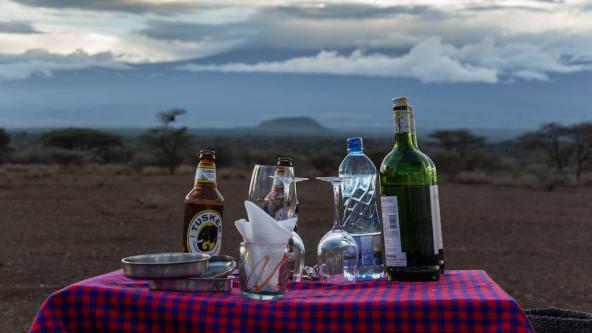 Sundowner mit atemberaubendem Blick auf den Kilimanjaro