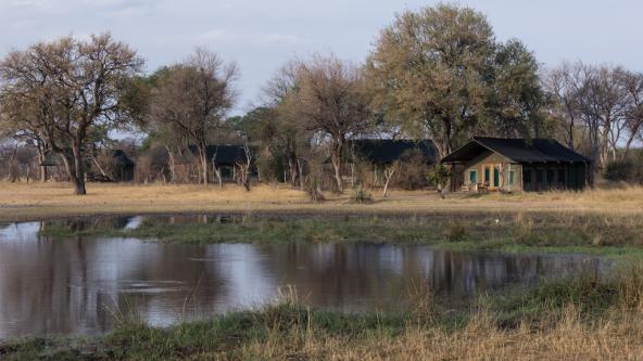 Blick von den Spurwing Zelten auf das Wasserloch