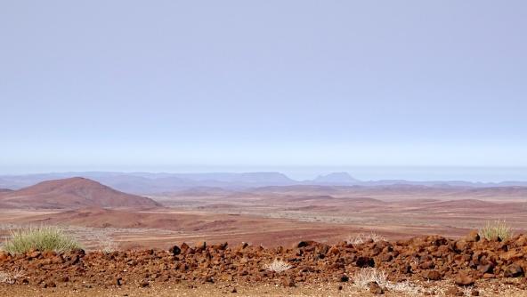 Am nächsten Tag machen wir uns auf den Weg zum Hoanib River und genießen den Ausblick auf beeindruckende Landschaften