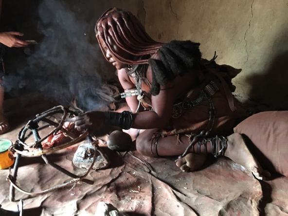 Wir werden in die Waschzeremonie der Himba Frauen eingeführt