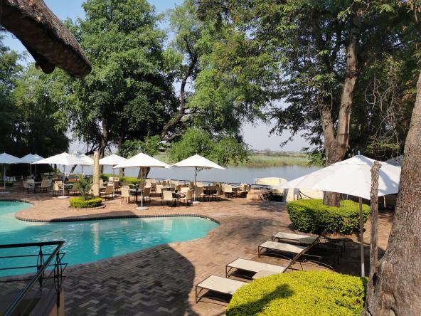 Chobe Safari Lodge Pool Flussblick Botswana